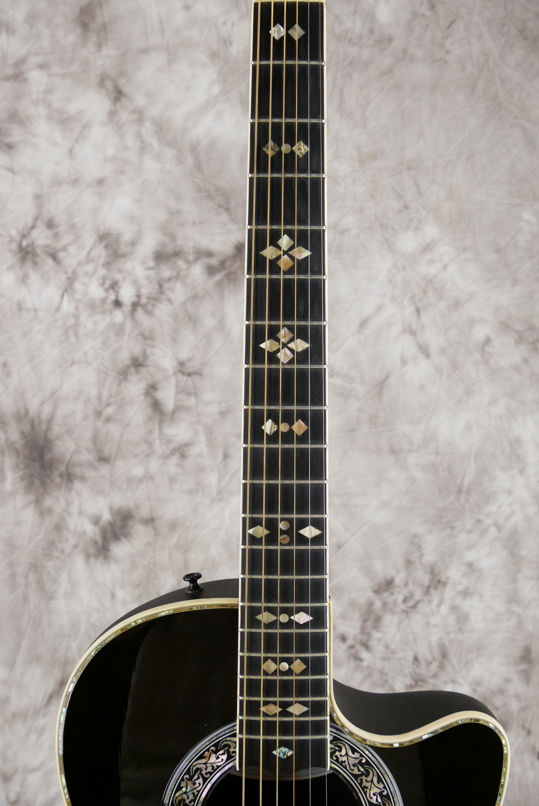 Ovation_1569_Cusom_Legend_USA_black_1986-011.JPG