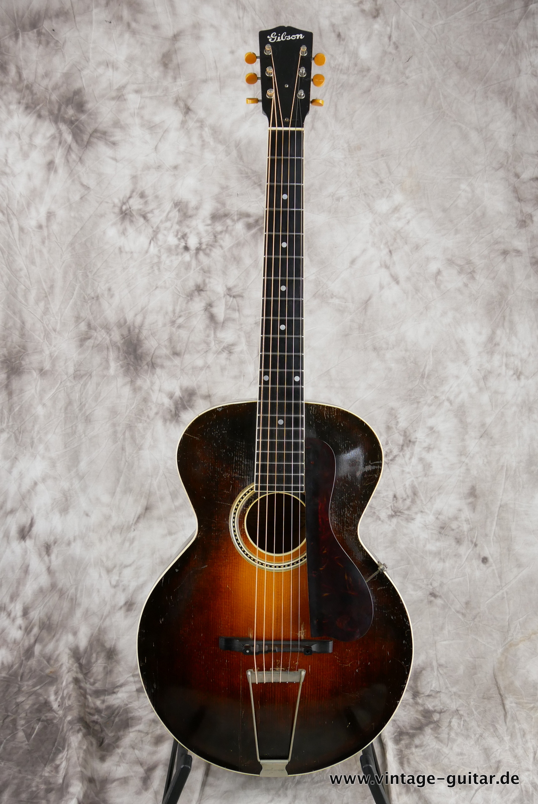 Gibson_L_3_135inch_round_soundhole_sunburst_1930-001.JPG