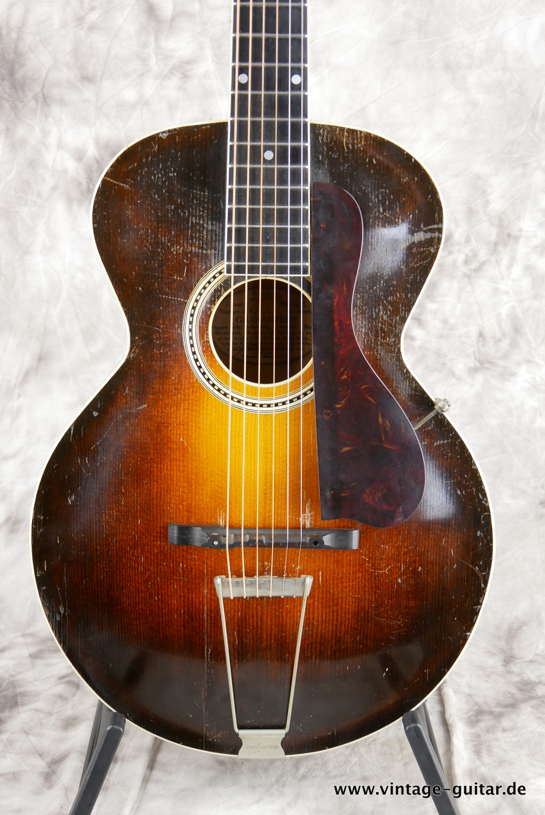 Gibson_L_3_135inch_round_soundhole_sunburst_1930-003.JPG