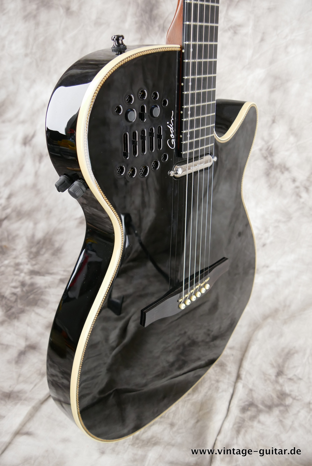 Godin_Multiac_Spectrum_SA_Canada_black_2014-005.JPG