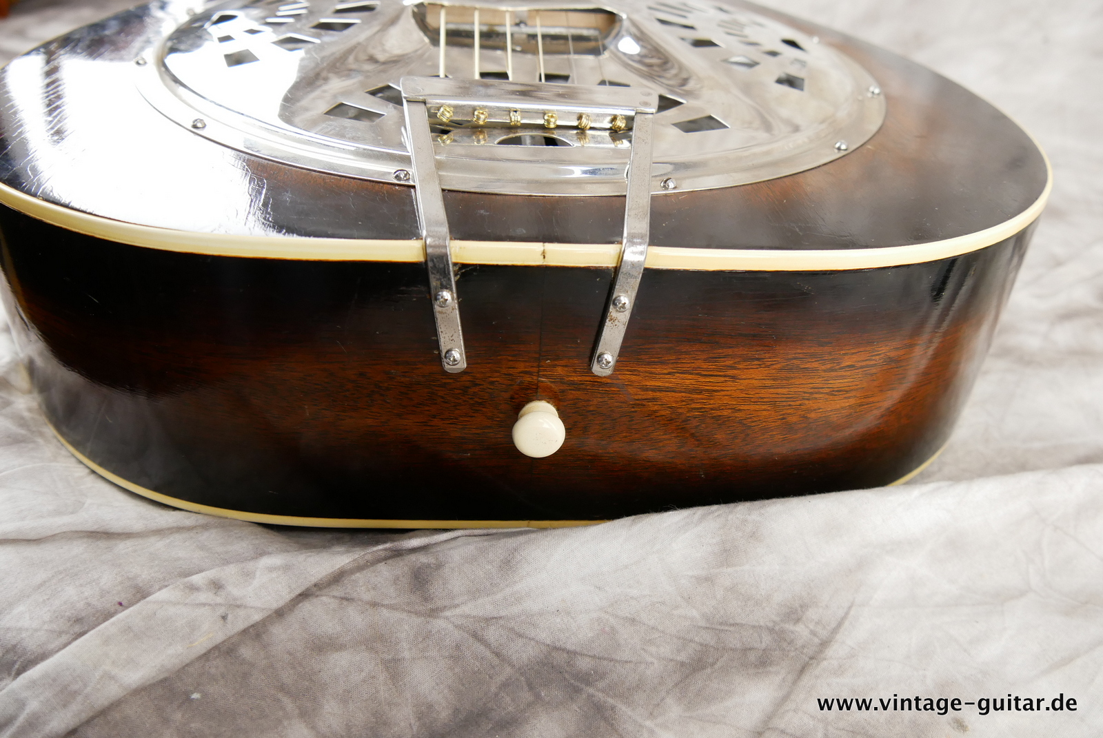 img/vintage/5432/Regal_45_46_round_neck_USA_sunburst_1935-015.JPG