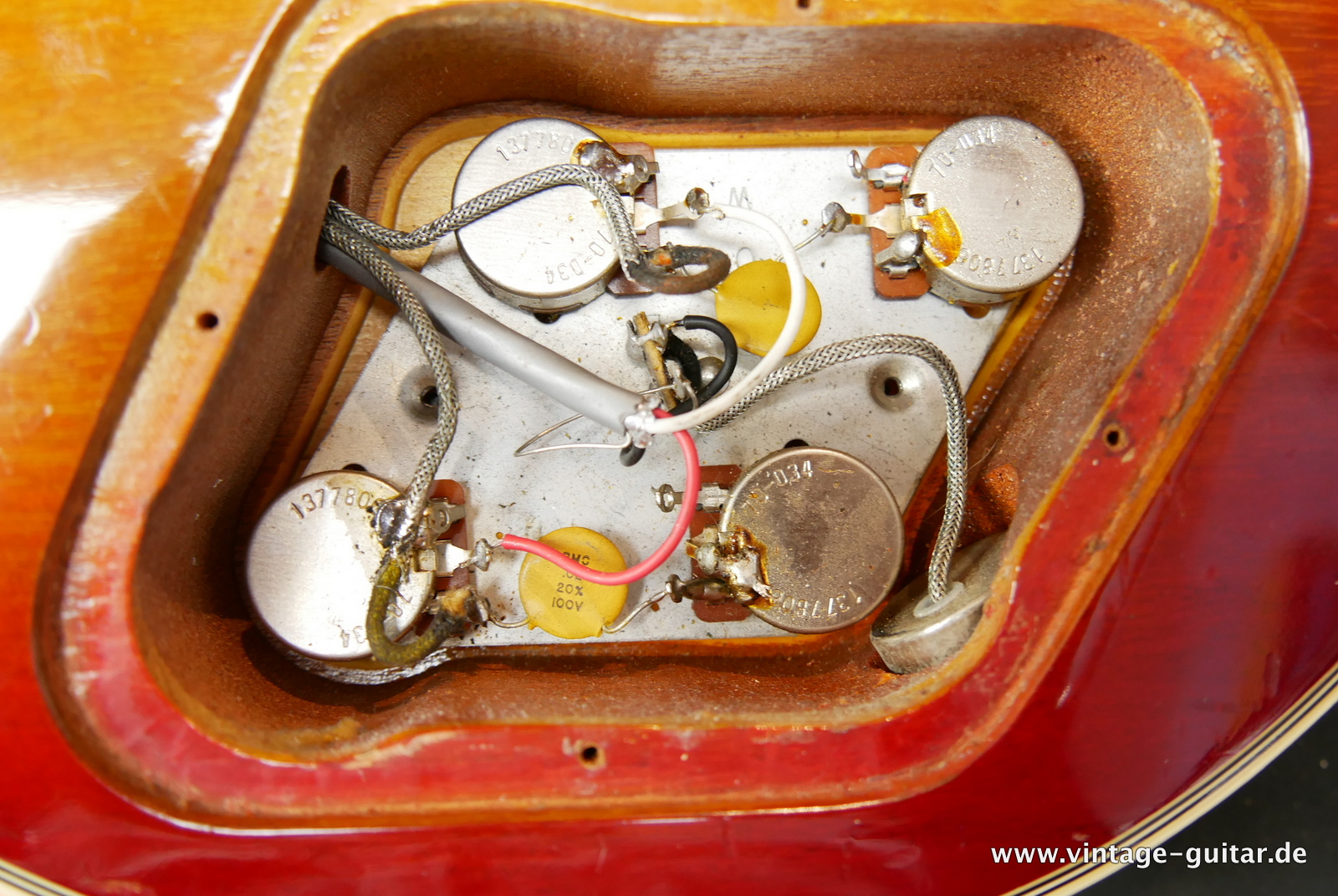 img/vintage/5433/Gibson_Les_Paul_Custom_cherry_sunburst_1978-016.JPG