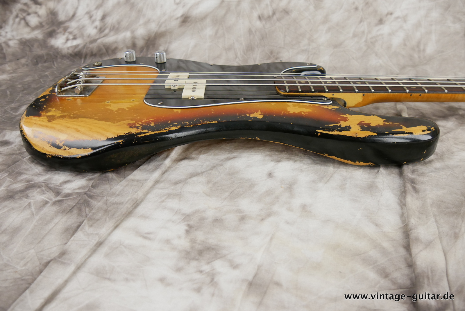 Fender-Precision-Lefthand-1977-sunburst-018.JPG