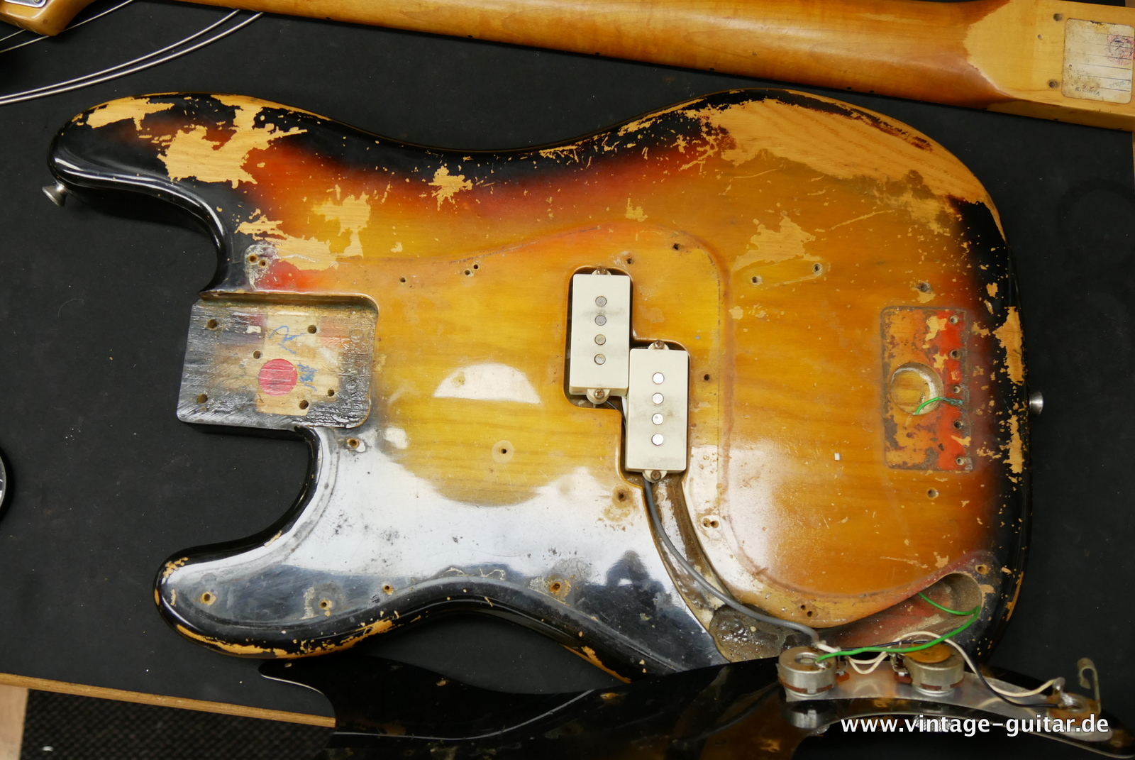 Fender-Precision-Lefthand-1977-sunburst-020.JPG