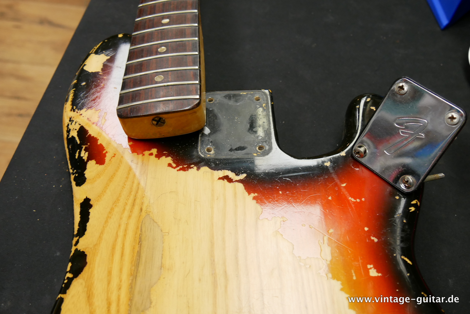 Fender-Precision-Lefthand-1977-sunburst-021.JPG