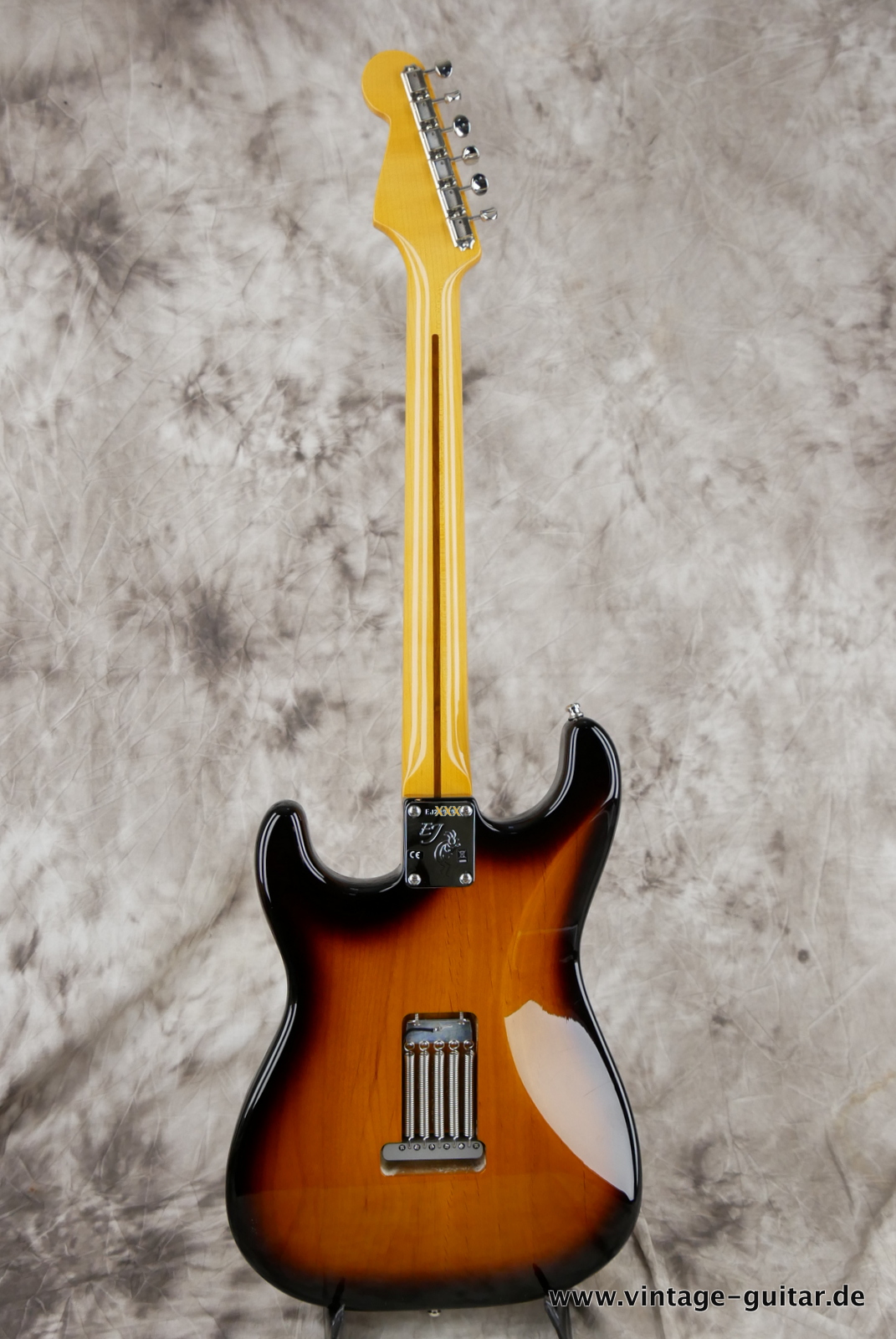 img/vintage/5453/Fender_stratocaster_Eric_Johnson_signature_2018_sunburst-002.JPG