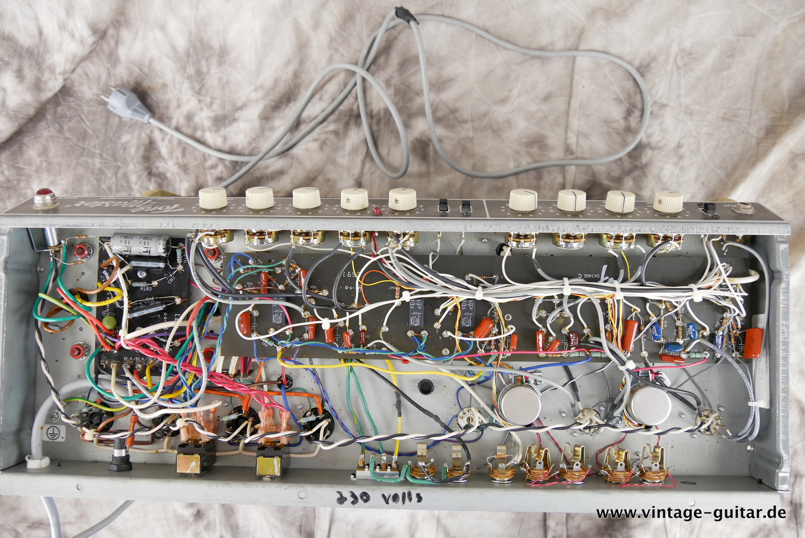 img/vintage/5457/Fender_Tone_Master_Head_cab_black_1997-011.JPG