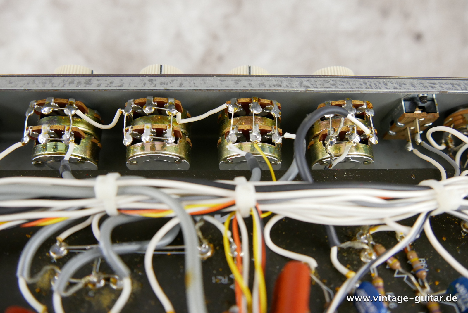 img/vintage/5457/Fender_Tone_Master_Head_cab_black_1997-015.JPG