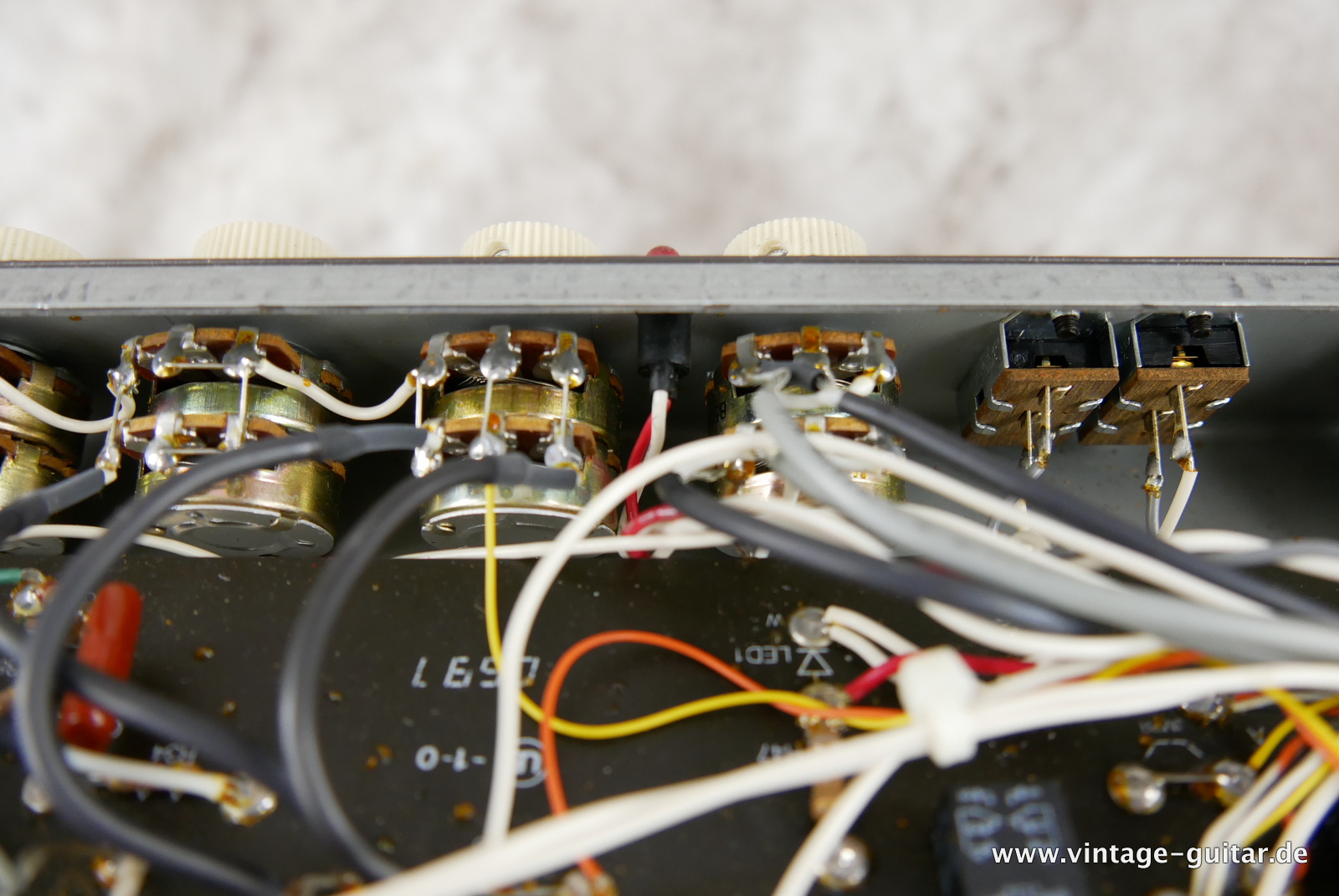 img/vintage/5457/Fender_Tone_Master_Head_cab_black_1997-016.JPG