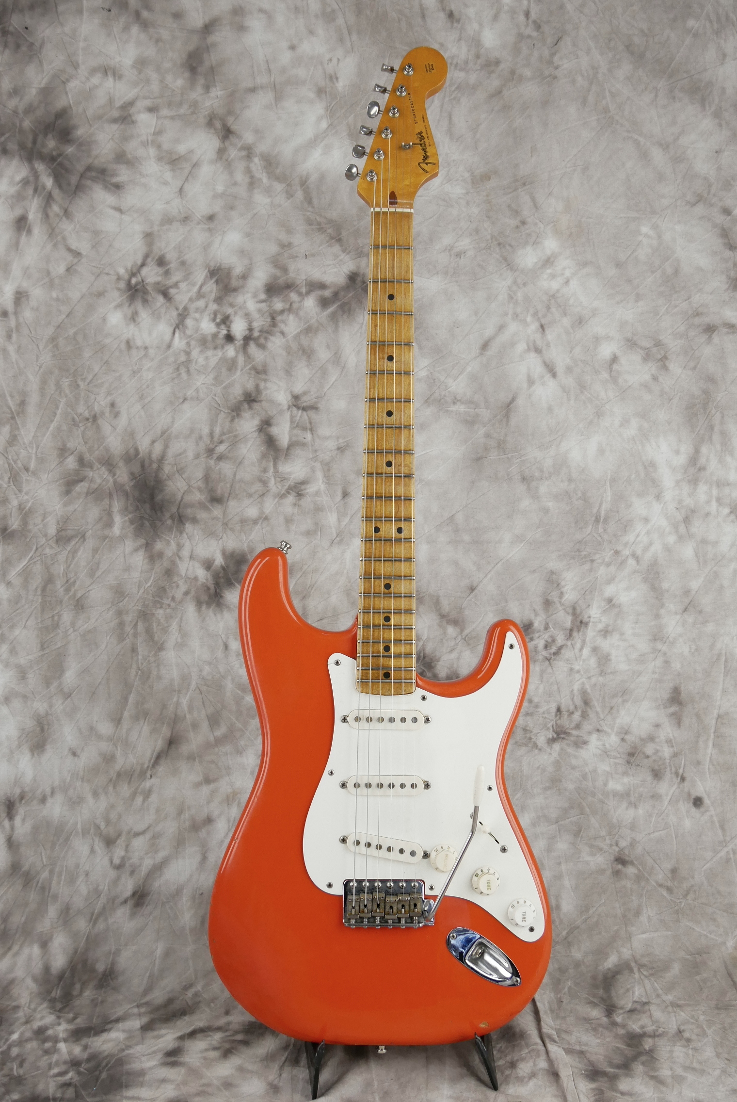 Fender-Stratocaster-57-Vintage-Reissue-1982-fiesta-red-001.JPG