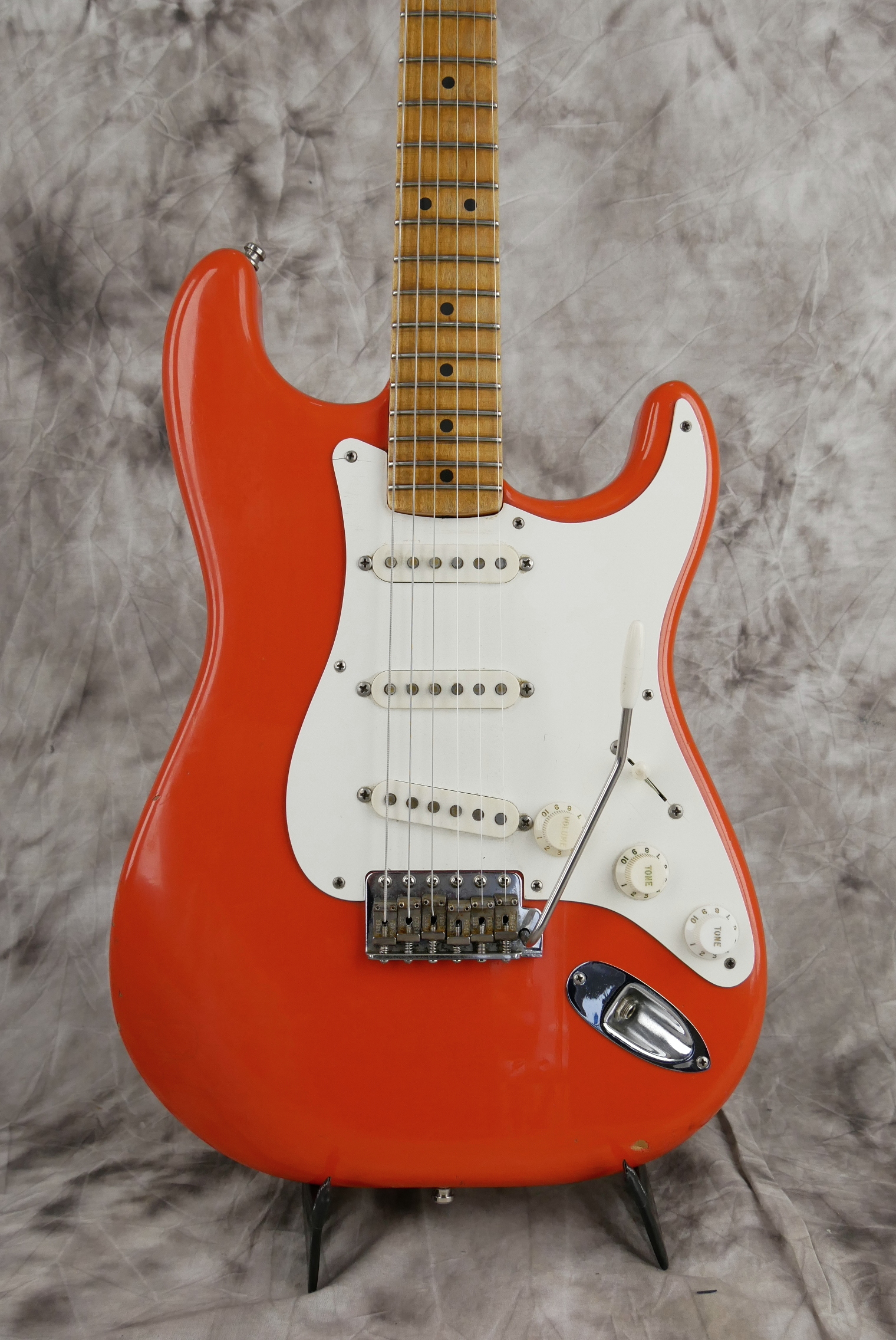 Fender-Stratocaster-57-Vintage-Reissue-1982-fiesta-red-003.JPG