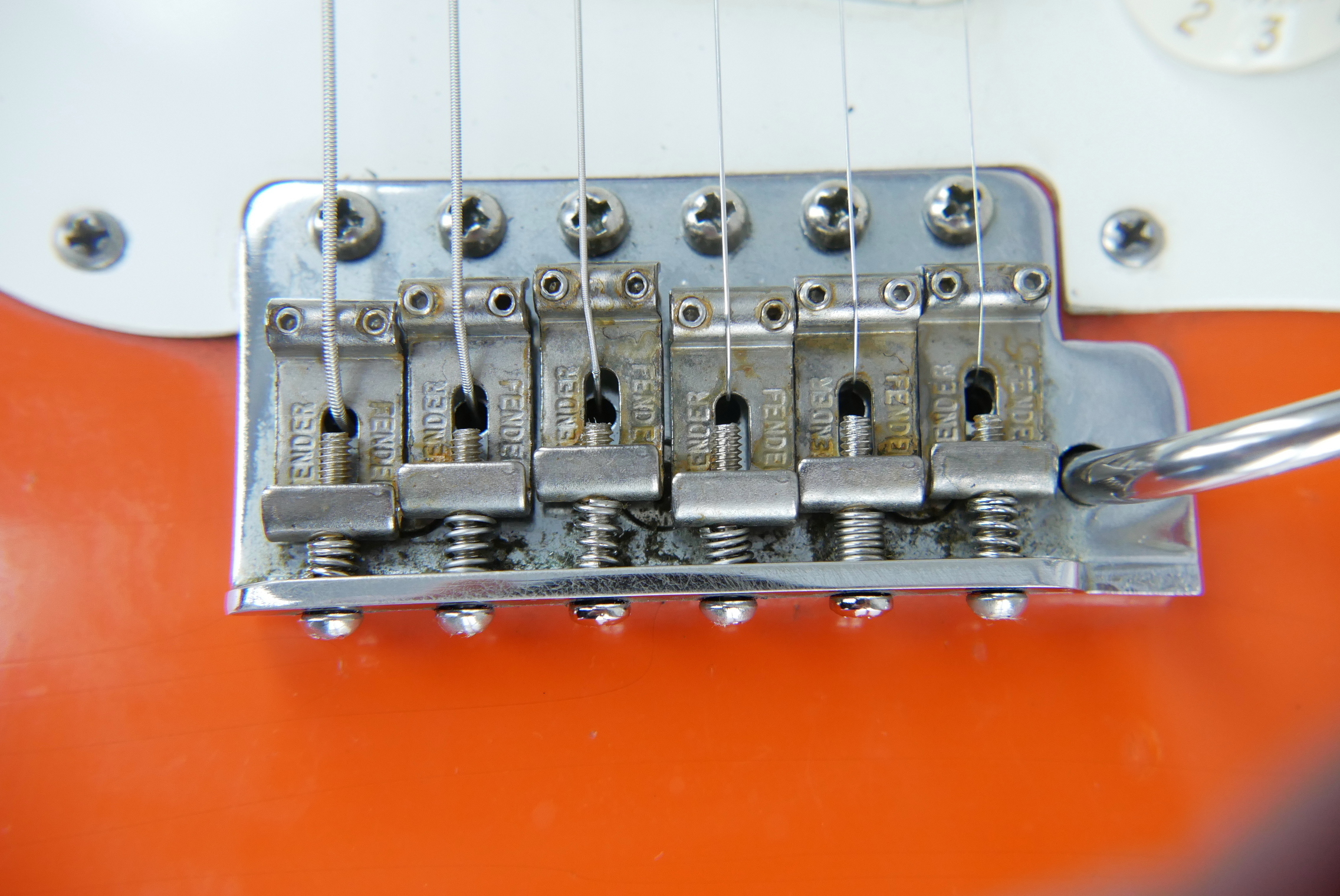 Fender-Stratocaster-57-Vintage-Reissue-1982-fiesta-red-016.JPG