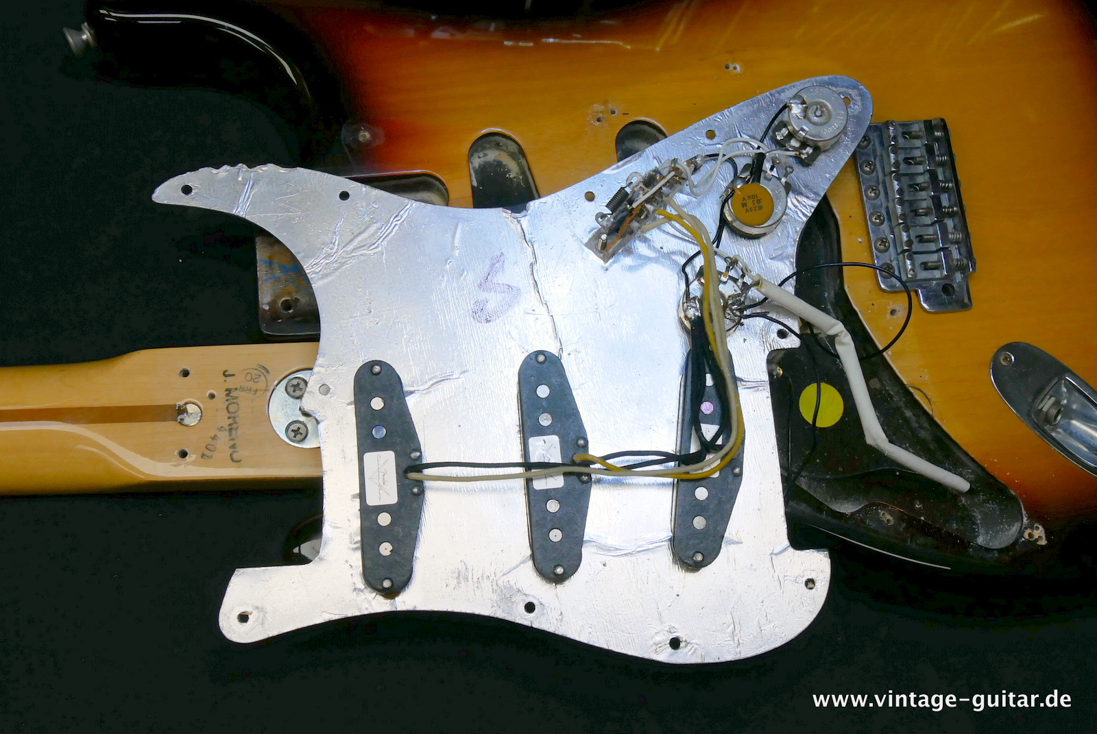 img/vintage/5464/Fender_Left_Hand_Stratocaster_1980_sunburst_usa_maple_neck-015.JPG