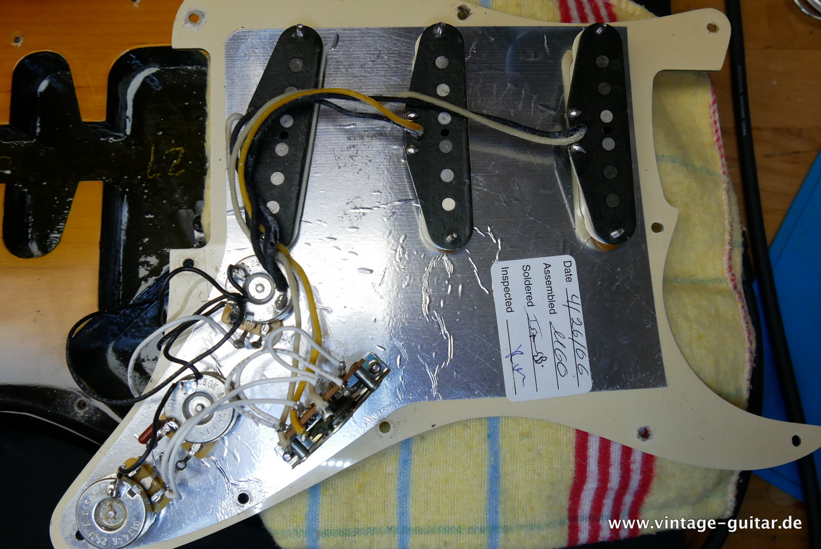 img/vintage/5473/Fender_Stratocaster_American_Series_Diamond_Anniversary_60th_Left_handed_USA_sunburst-013.JPG