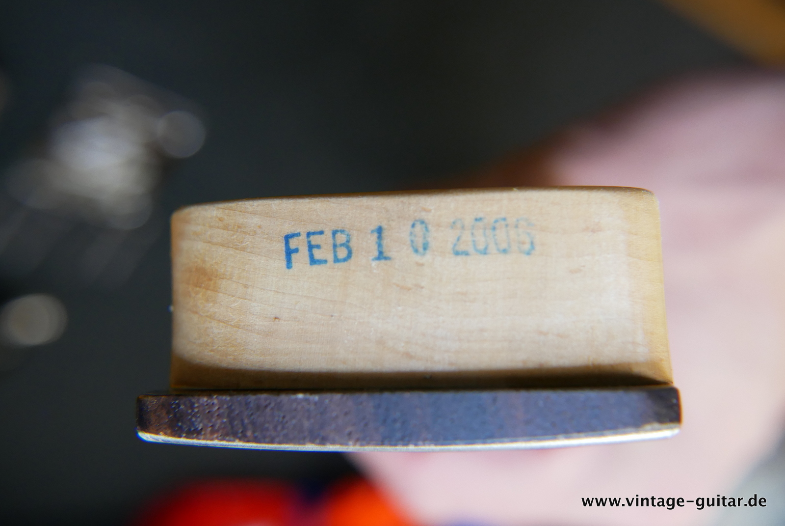 img/vintage/5473/Fender_Stratocaster_American_Series_Diamond_Anniversary_60th_Left_handed_USA_sunburst-014.JPG