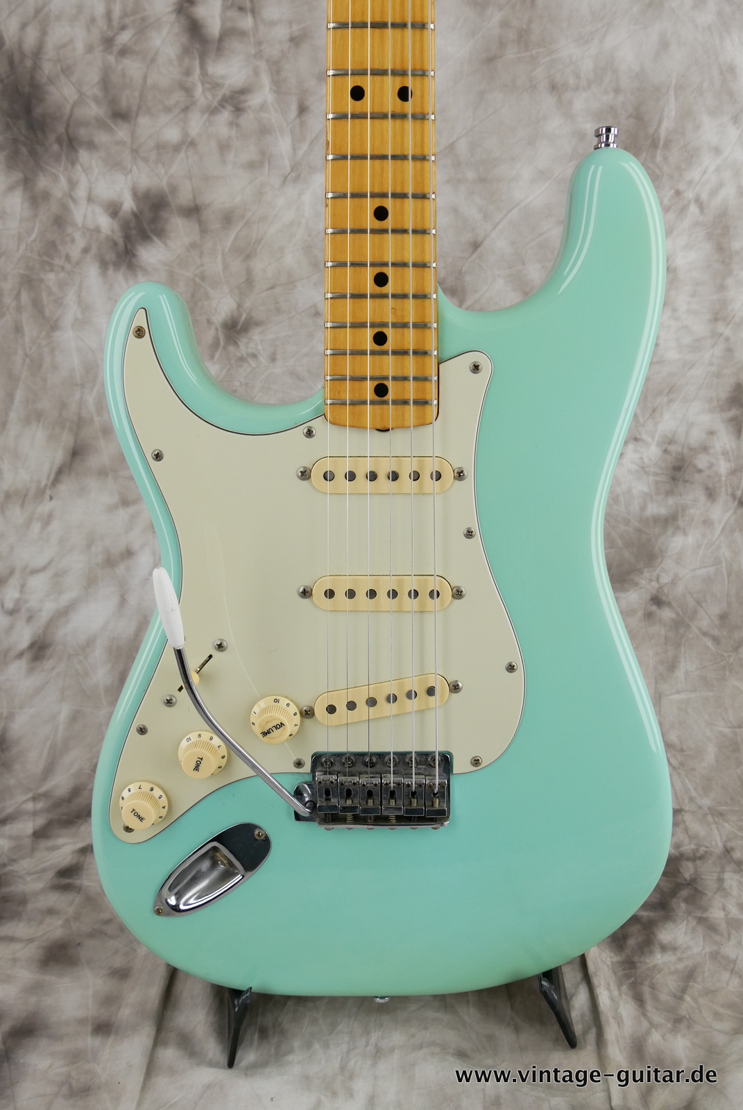 Fender-Stratocaster-lefthand-1976-seafoam-green-refinish-007.JPG