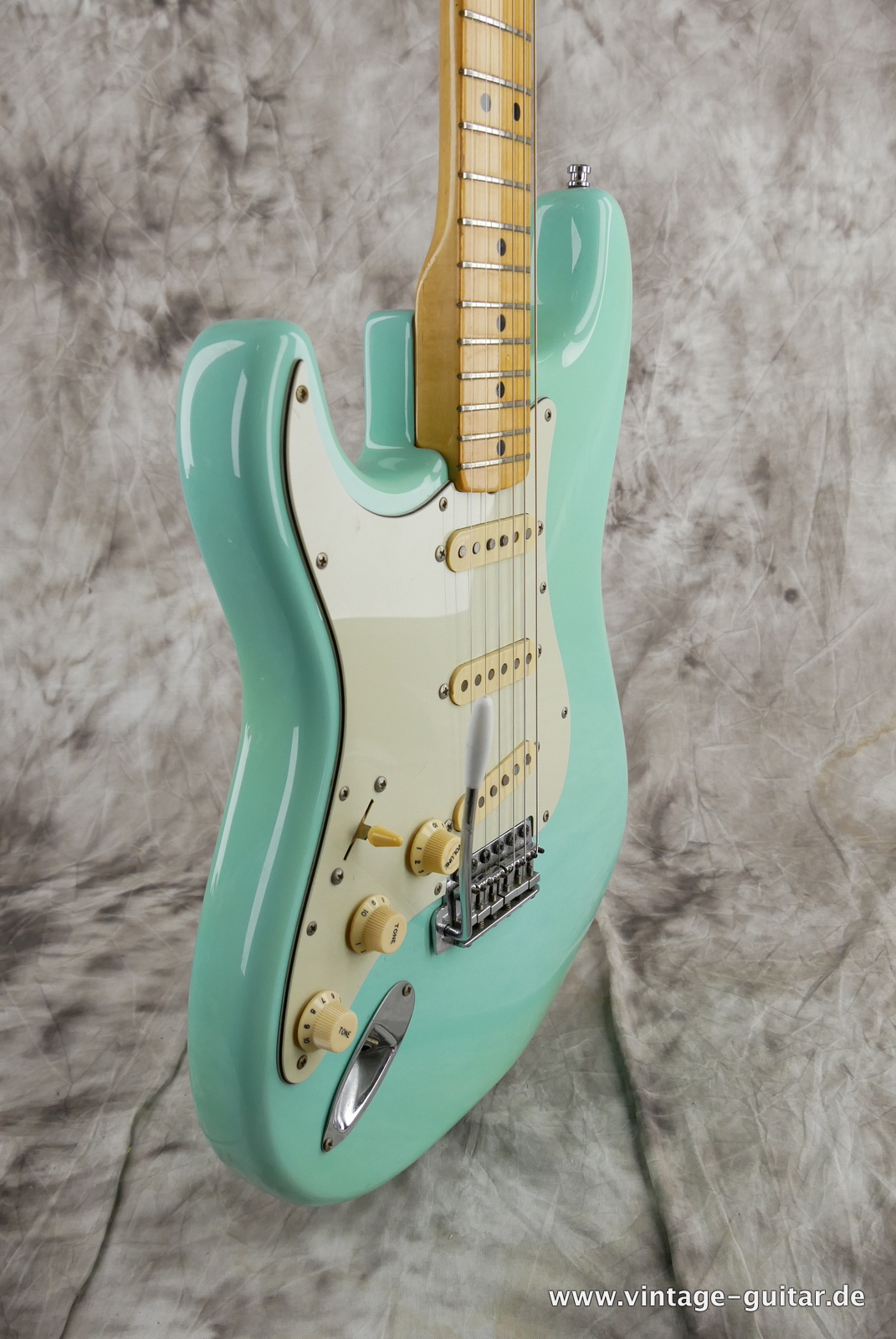 Fender-Stratocaster-lefthand-1976-seafoam-green-refinish-009.JPG