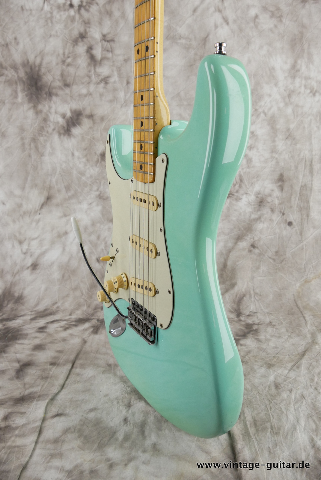 Fender-Stratocaster-lefthand-1976-seafoam-green-refinish-010.JPG