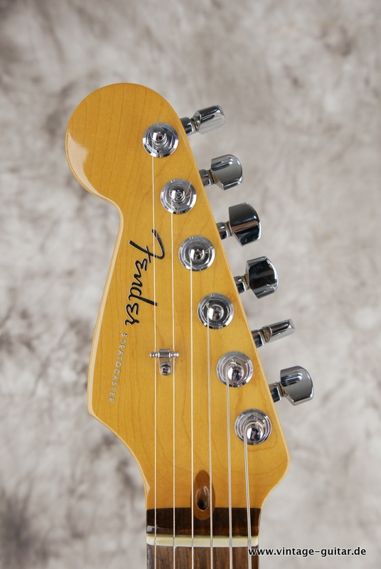img/vintage/5477/Fender_Stratocaster_american_deluxe_black_1999_USA_rosewood-003.JPG