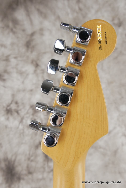 img/vintage/5477/Fender_Stratocaster_american_deluxe_black_1999_USA_rosewood-004.JPG