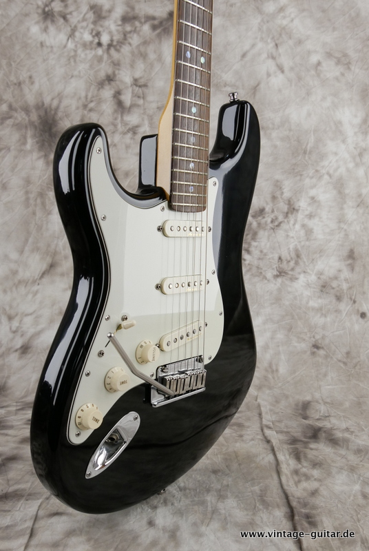 img/vintage/5477/Fender_Stratocaster_american_deluxe_black_1999_USA_rosewood-009.JPG