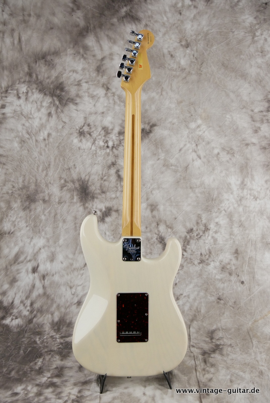 img/vintage/5478/Fender_Stratocaster_American_deluxe_2001_Left_hand_blond_USA-002.JPG