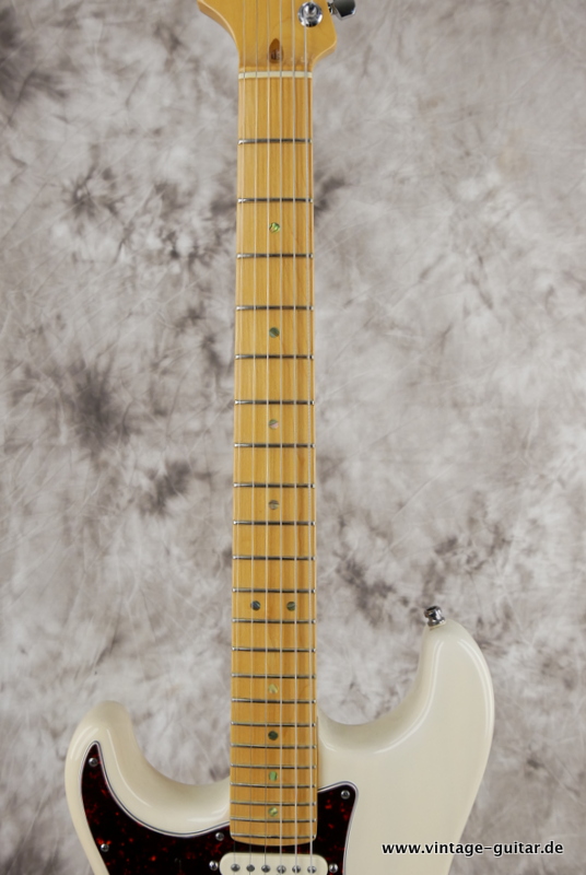 img/vintage/5478/Fender_Stratocaster_American_deluxe_2001_Left_hand_blond_USA-005.JPG