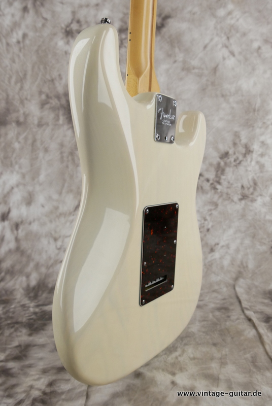 img/vintage/5478/Fender_Stratocaster_American_deluxe_2001_Left_hand_blond_USA-011.JPG