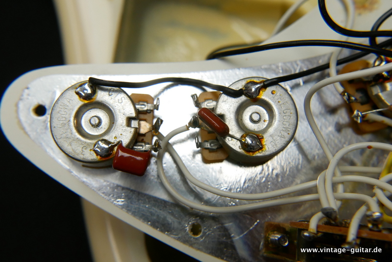 img/vintage/5478/Fender_Stratocaster_American_deluxe_2001_Left_hand_blond_USA-017.JPG
