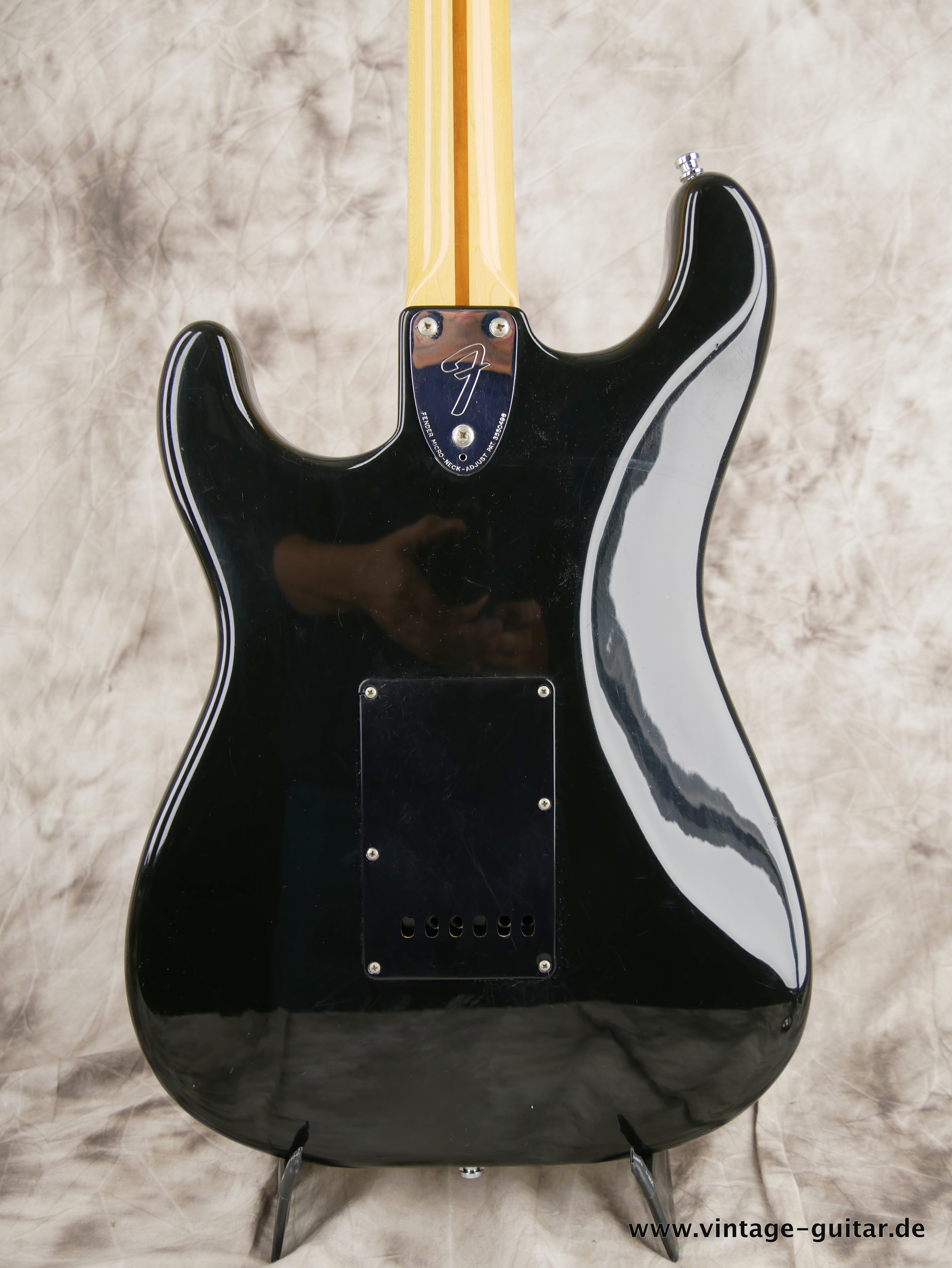 img/vintage/5487/Fender-Stratocaster-1981-black-004.JPG