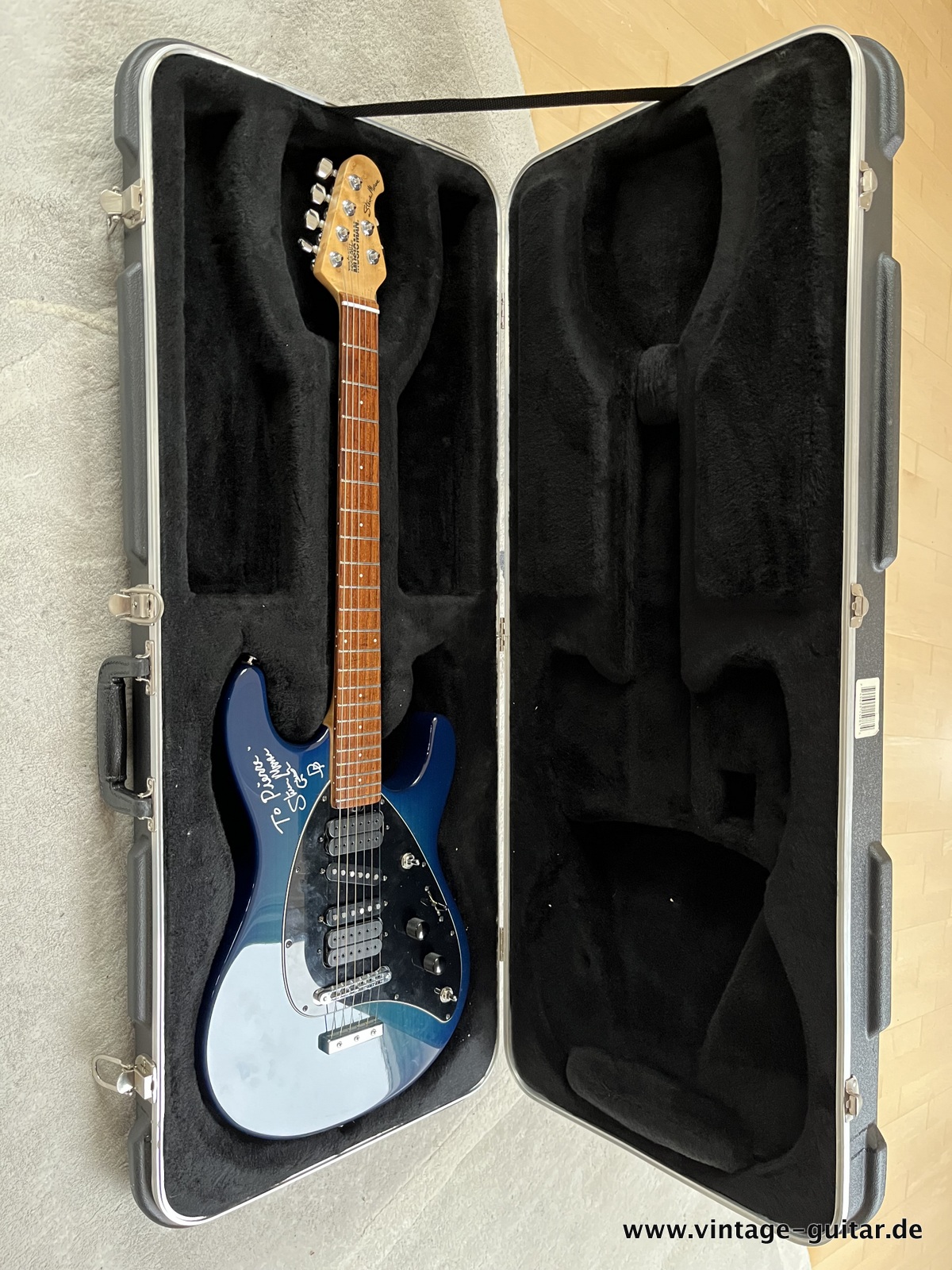 img/vintage/5492/Music_Man_Steve_Morse_Blue_Burst_USA_2005-009.jpg