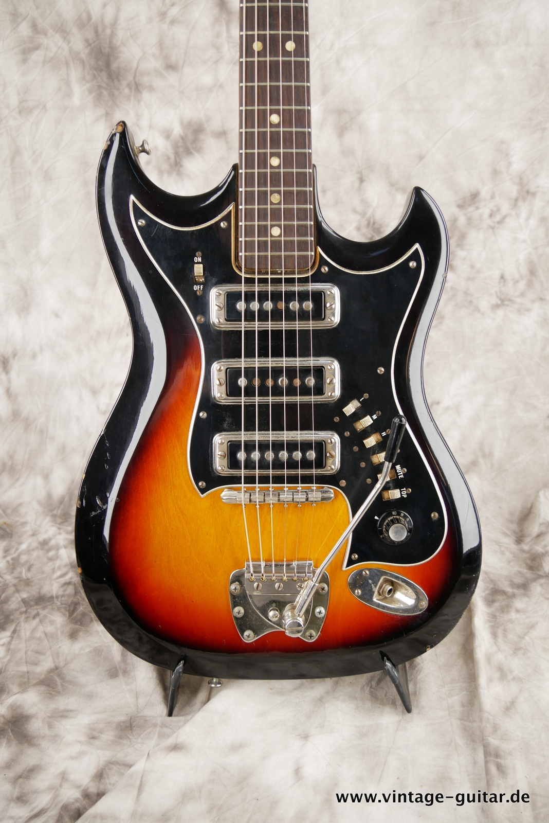 Hagstrom-III-1968c.-sunburst-007.JPG