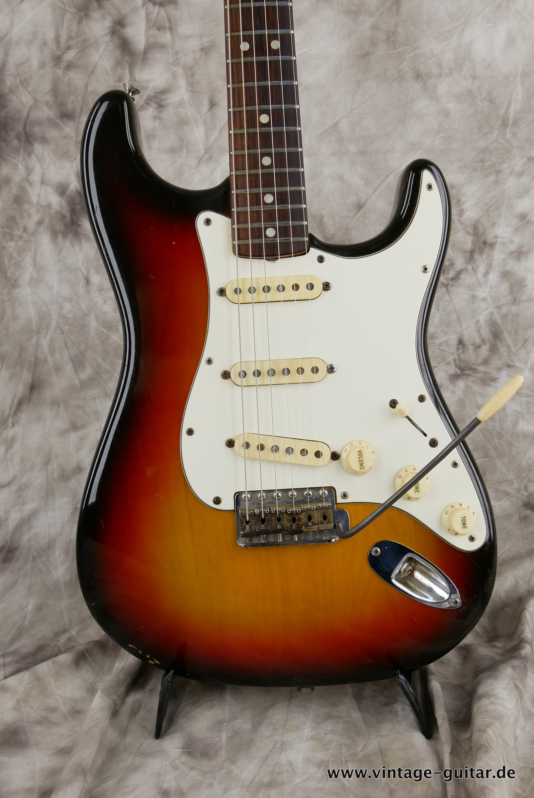 img/vintage/5501/Fender-Stratocaster-1971-sunburst-4-hole-002.JPG