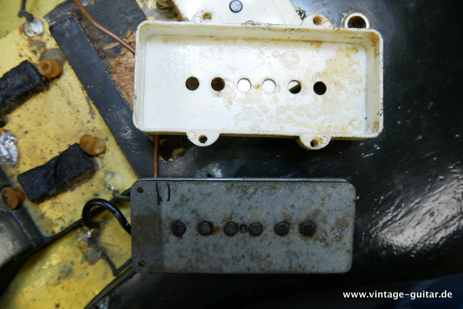 img/vintage/5505/Fender_Jazzmaster_black_mods_USA_1965-025.JPG