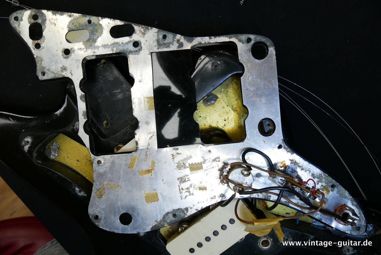 img/vintage/5505/Fender_Jazzmaster_black_mods_USA_1965-028.JPG