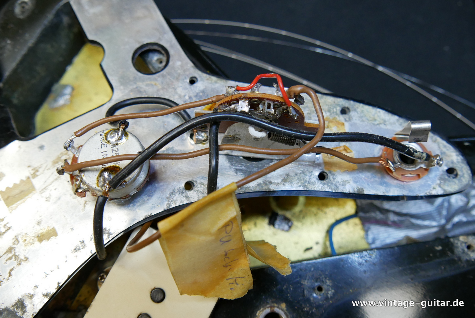 img/vintage/5505/Fender_Jazzmaster_black_mods_USA_1965-029.JPG