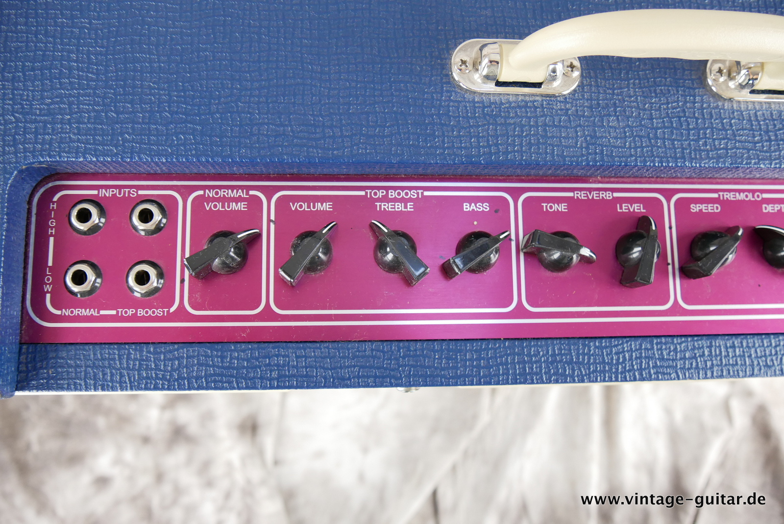 img/vintage/5511/Vox_AC_30_C2_TV_limited_edition_blue_white_China_2014-005.JPG