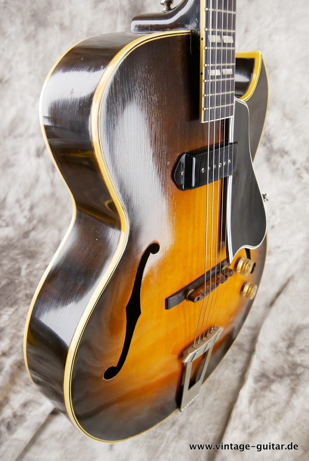 Gibson_ES-175_P_90_sunburst_1950-005.JPG