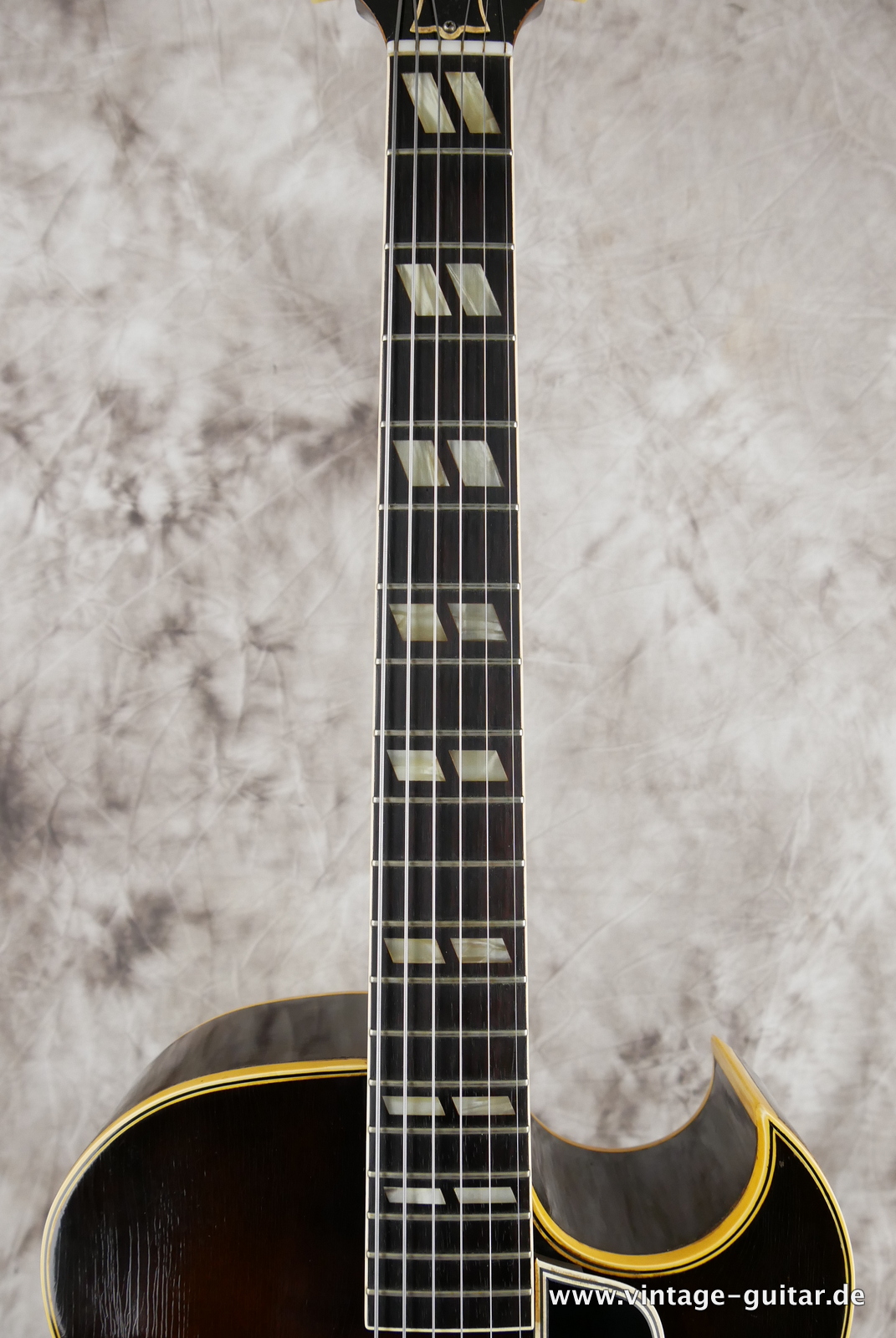 Gibson_ES-175_P_90_sunburst_1950-011.JPG