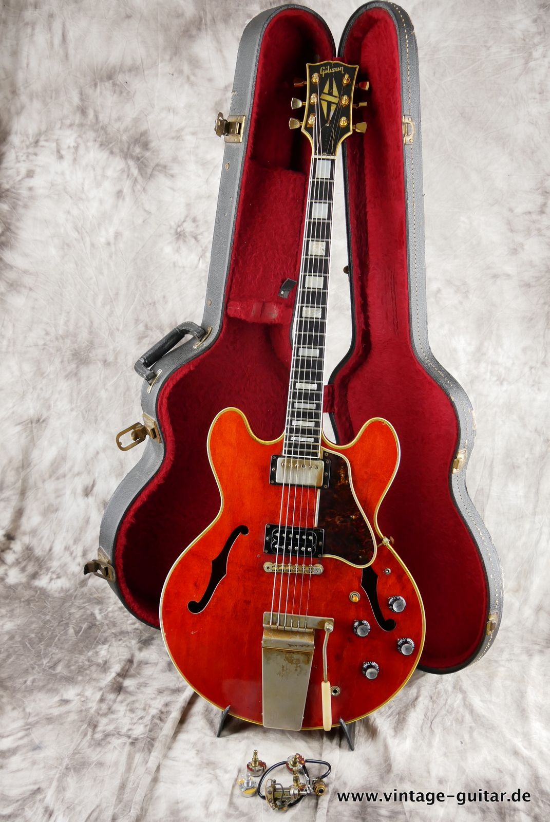 Gibson_ES_355_mono_cherry_1968-023.JPG