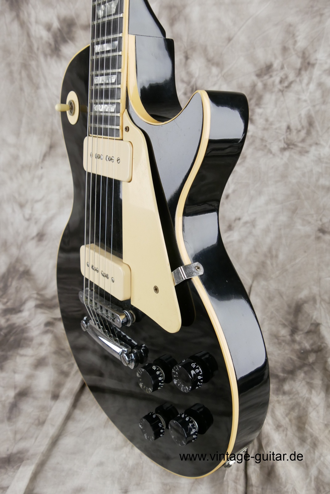 img/vintage/5538/Gibson_Les_Paul_Pro_Deluxe_black_1979-010.JPG