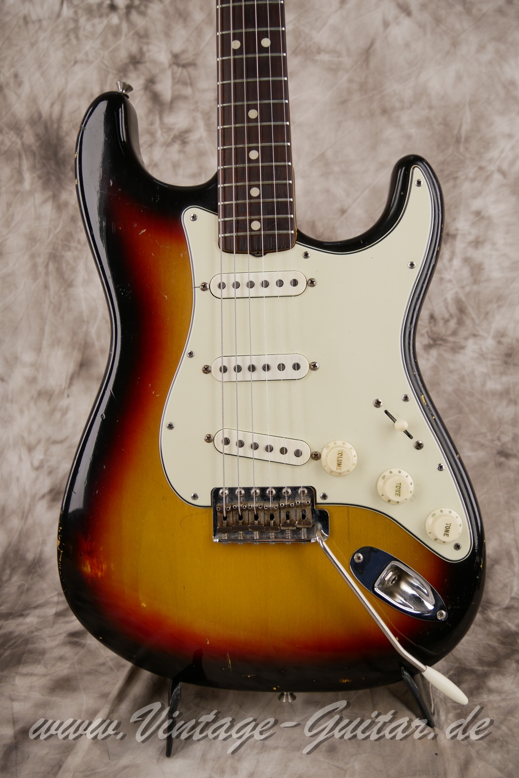 img/vintage/5556/Fender-Stratocaster-1965-sunburst-002.JPG