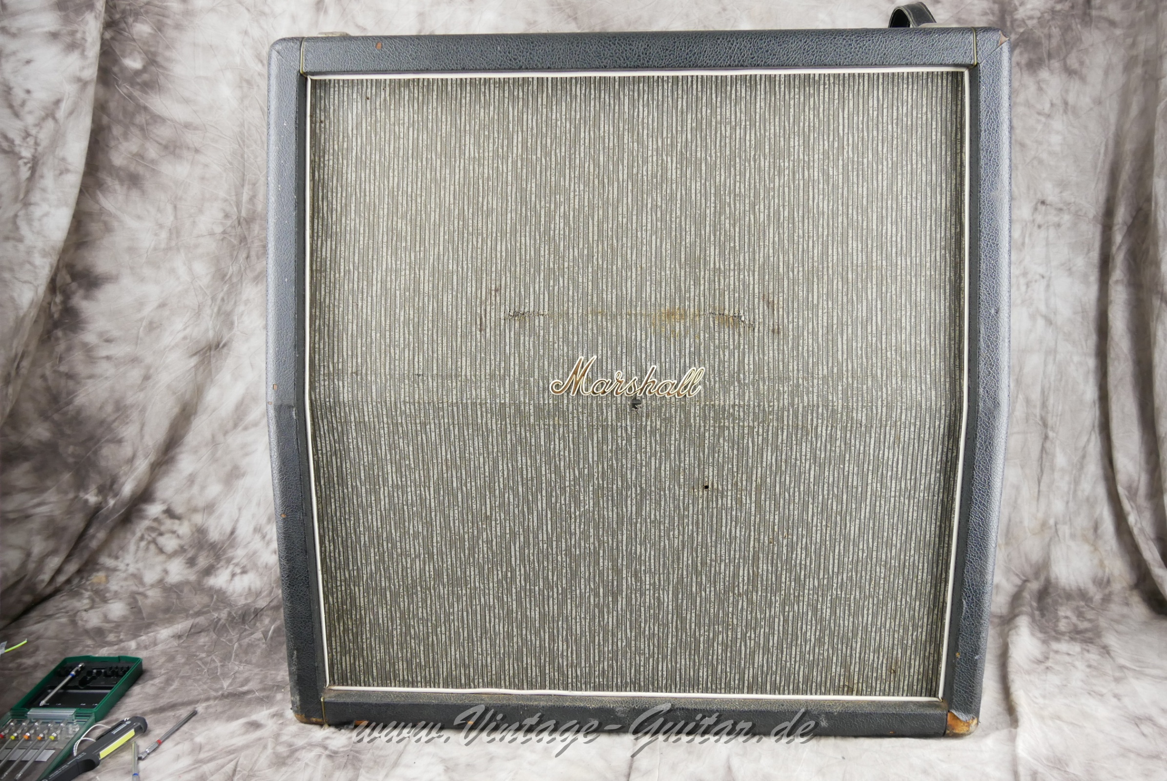 img/vintage/5557/Marshall_4x12_Pinstripe_stanted_front_GB_black_1967-001.JPG