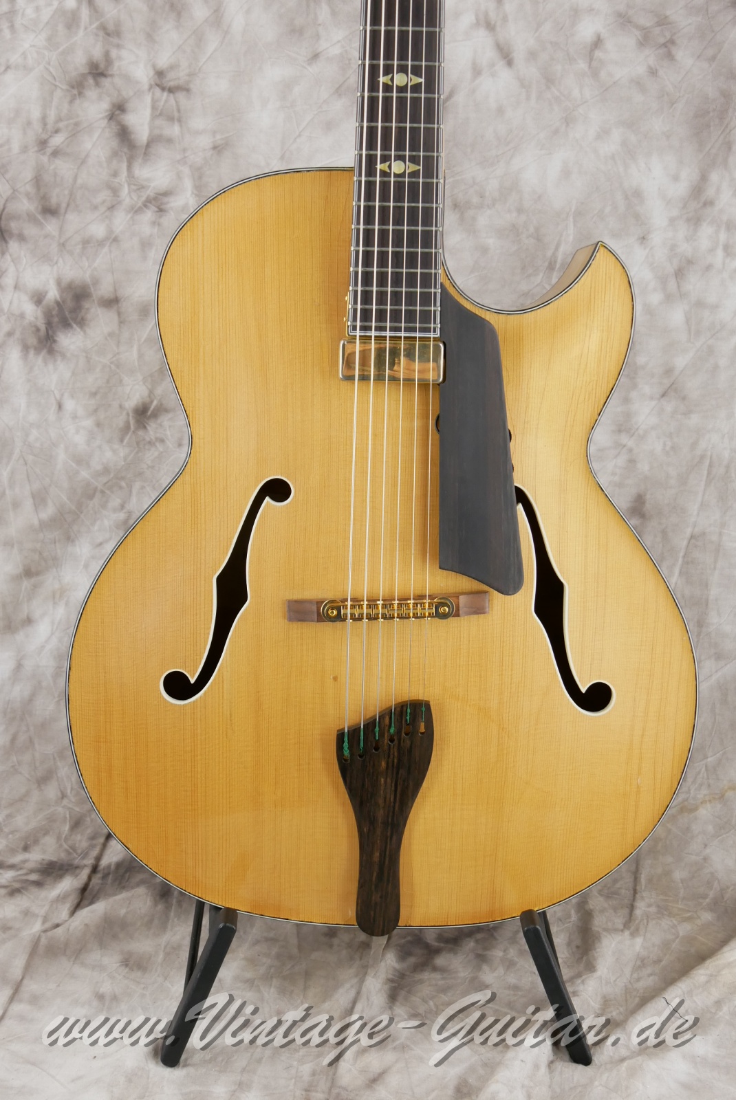 Schulz_Instrumentenbau_17,5_inch_archtop_natural_1999-007.JPG