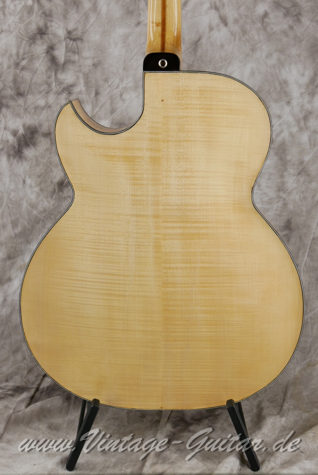 Schulz_Instrumentenbau_17,5_inch_archtop_natural_1999-008.JPG