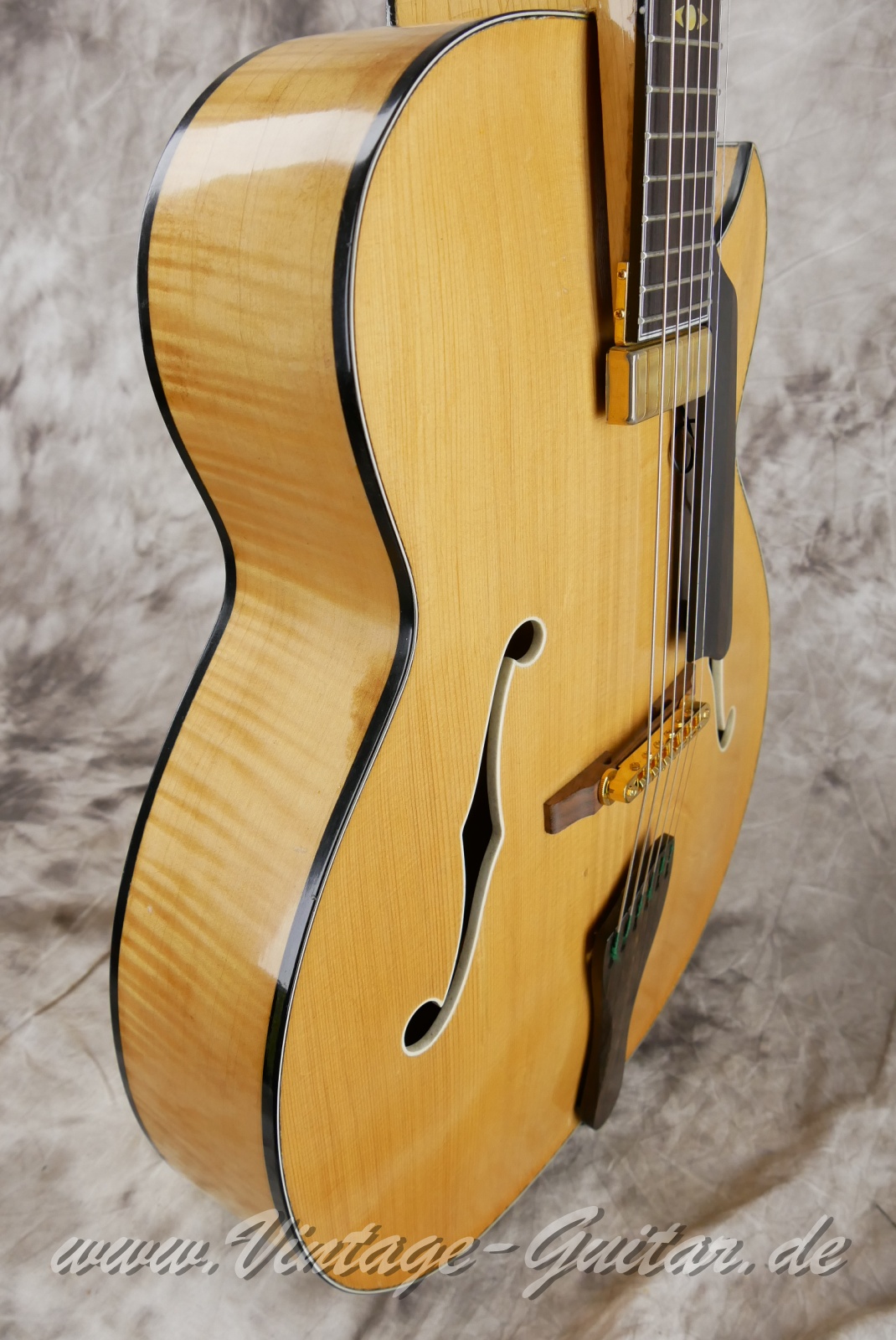 Schulz_Instrumentenbau_17,5_inch_archtop_natural_1999-009.JPG