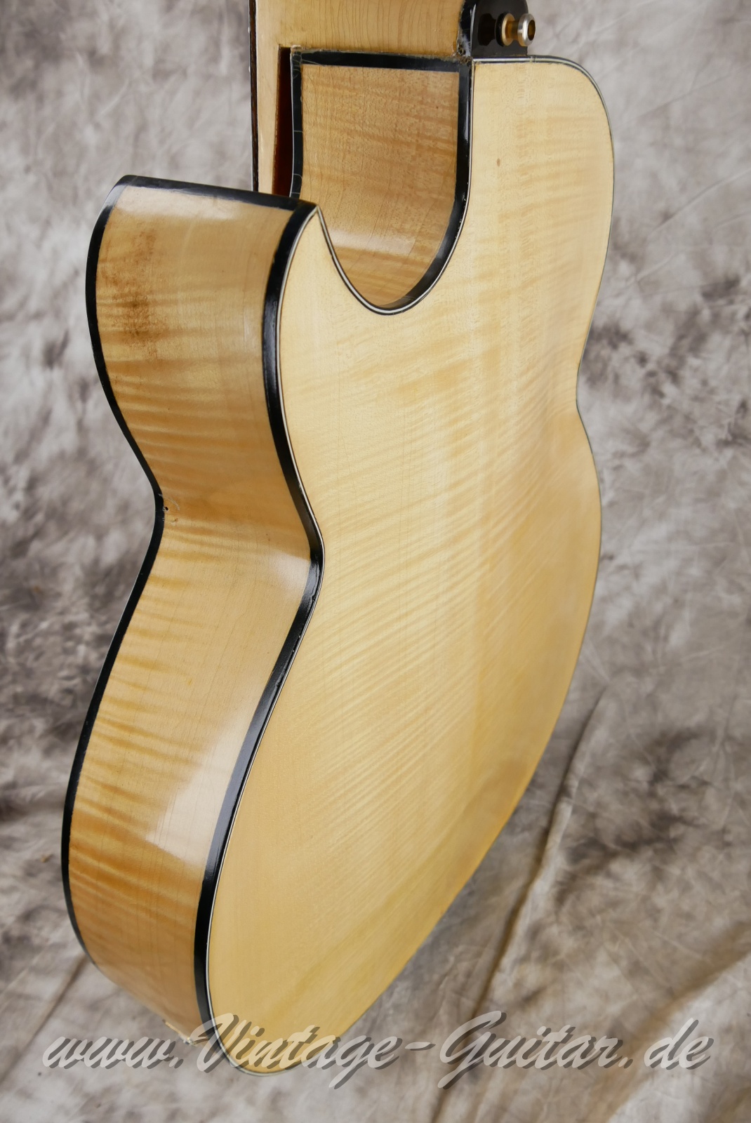 Schulz_Instrumentenbau_17,5_inch_archtop_natural_1999-011.JPG