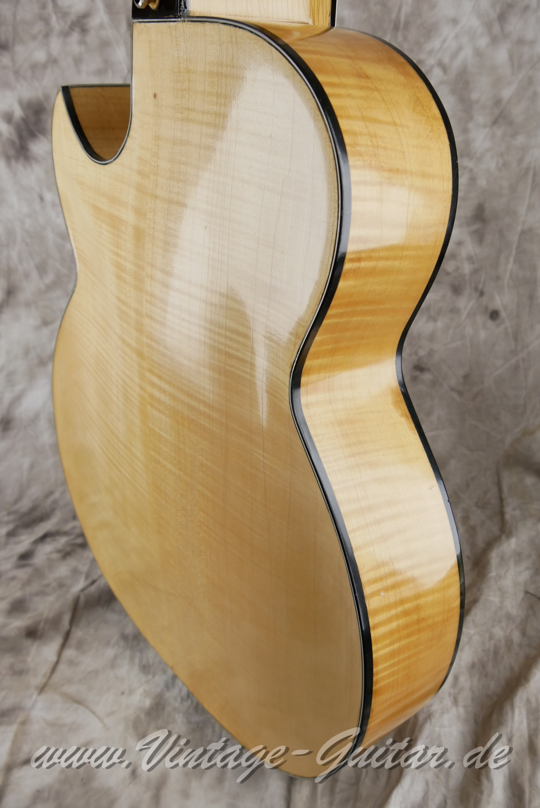 Schulz_Instrumentenbau_17,5_inch_archtop_natural_1999-012.JPG