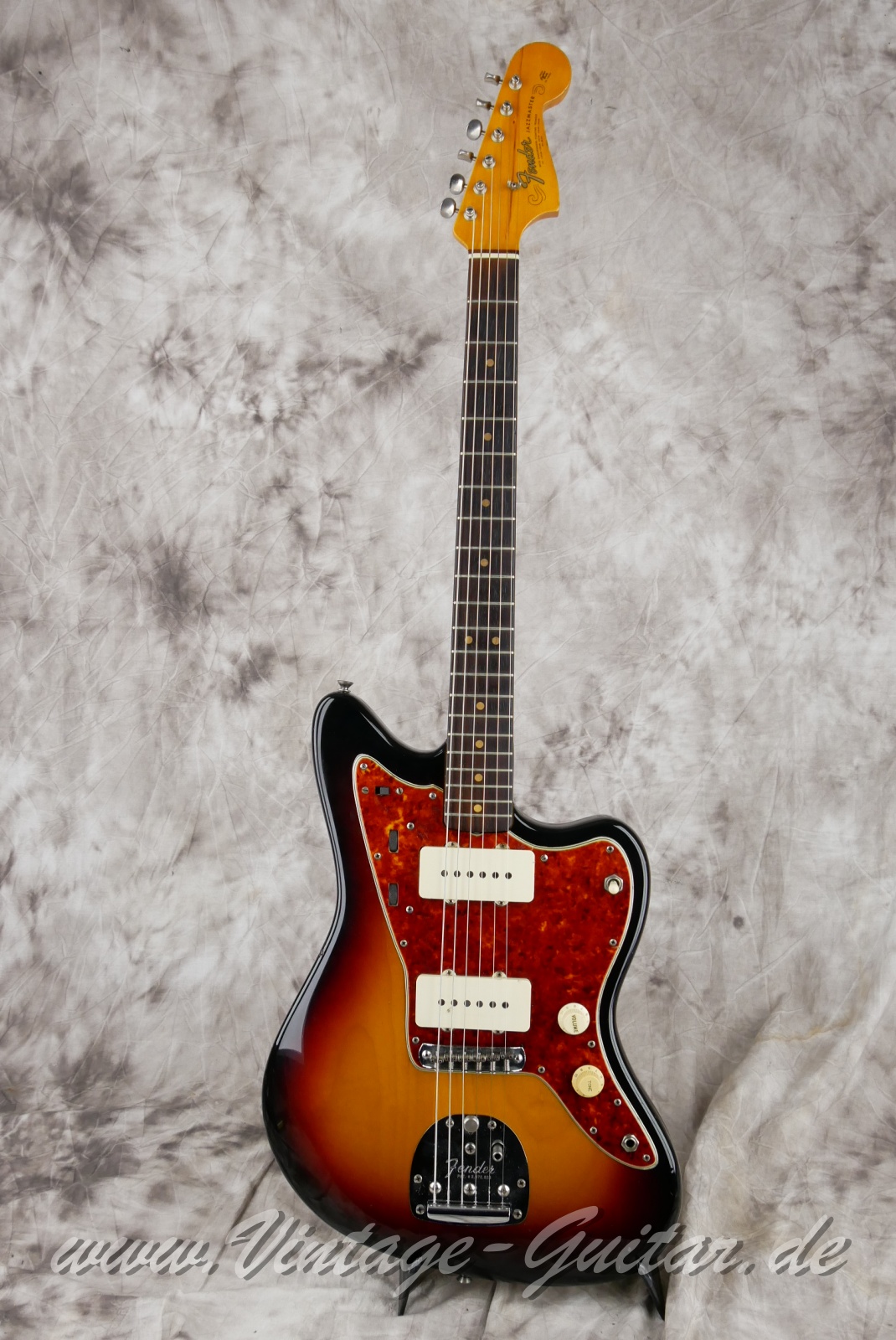 Fender_Jazzmaster_sunburst_refin_USA_1964-001.JPG