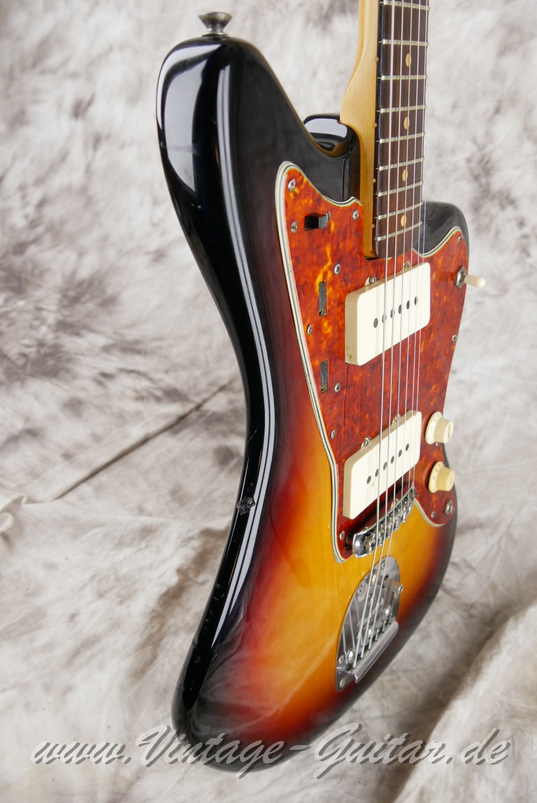 Fender_Jazzmaster_sunburst_refin_USA_1964-009.JPG